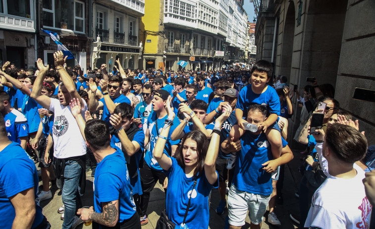 El multitudinario corteo blanquiazul avanza desde María Pita hasta Riazor