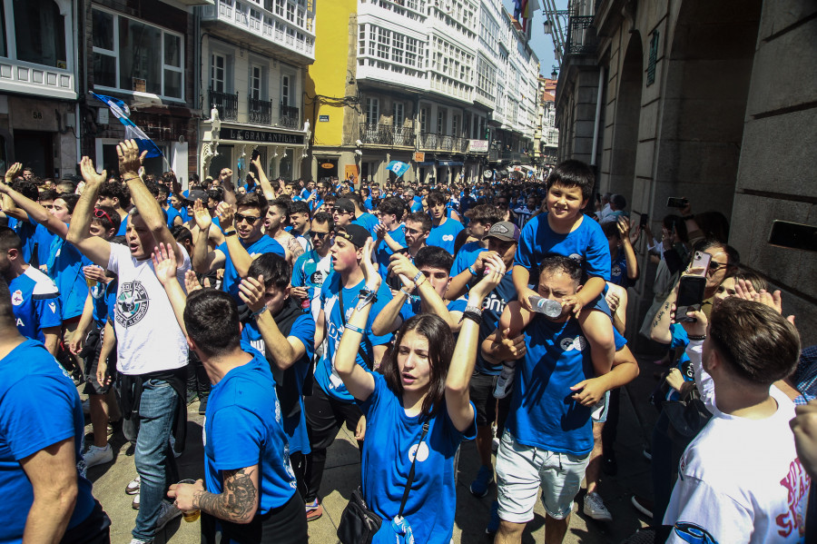 El multitudinario corteo blanquiazul avanza desde María Pita hasta Riazor