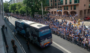 Locura en la llegada del autocar del Depor