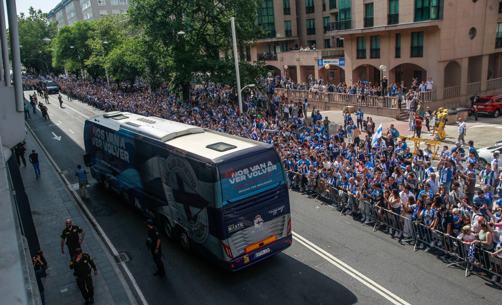 Locura en la llegada del autocar del Depor