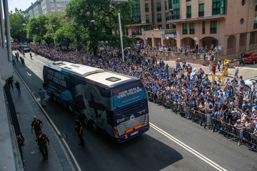 Locura en la llegada del autocar del Depor