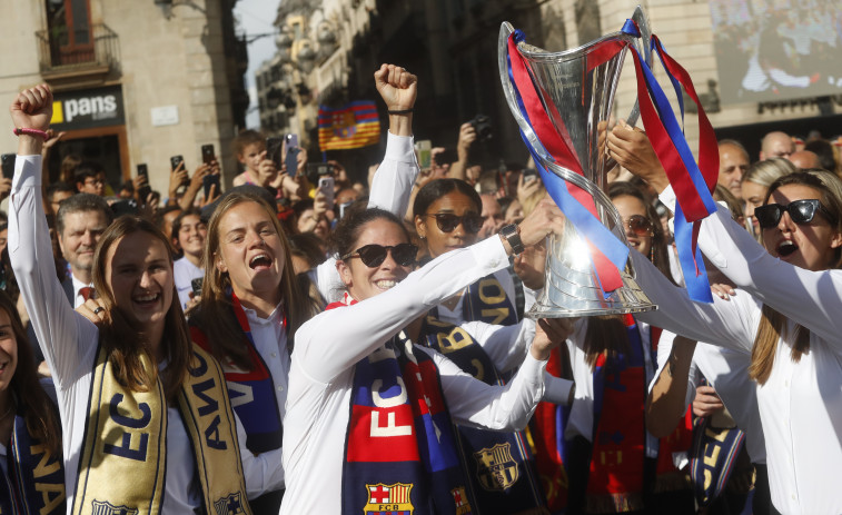 La plaza Sant Jaume se tiñe de azulgrana para homenajear a las campeonas de Europa