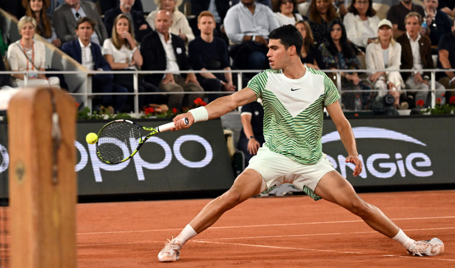 Alcaraz atropella a Tsitsipas y se encontrará con Djokovic en semifinales