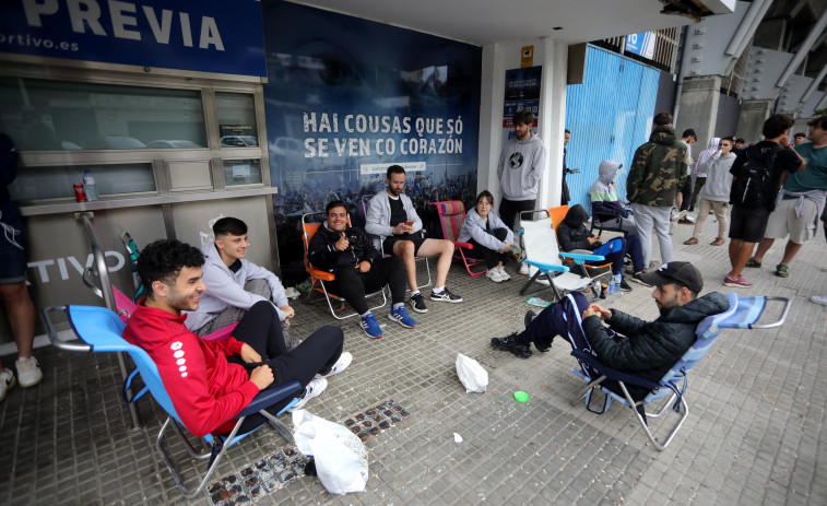 14 horas de acampada en Riazor para conseguir una entrada para el Castellón-Depor