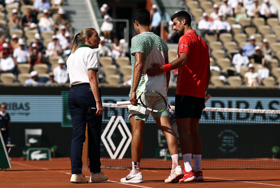 Djokovic se impone a Alcaraz y se convierte en el primer finalista de Roland Garros