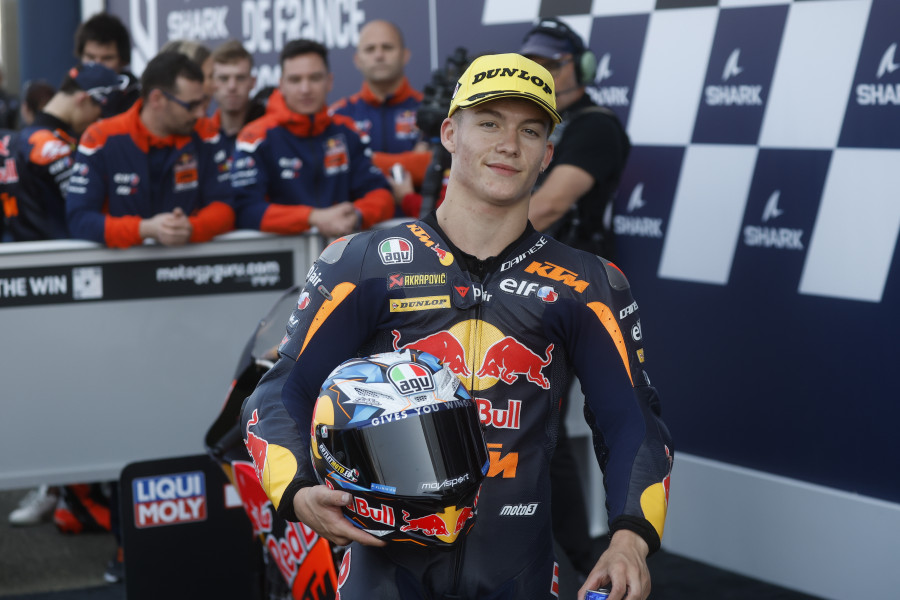 Holgado suma su tercera victoria del año en Moto3 y es más líder