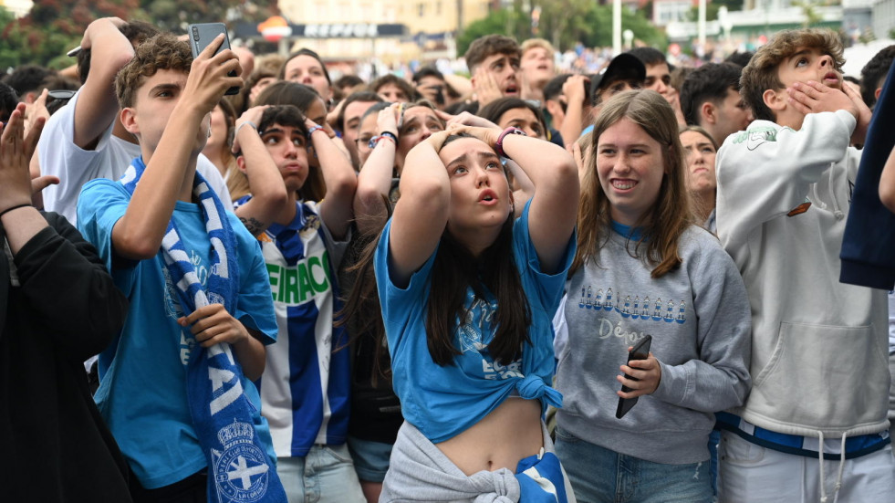 Castellón-Deportivo en la pantalla gigante de Riazor