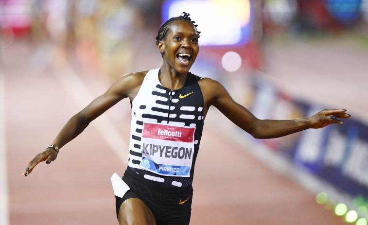 Kenia premia con 33.000 euros a la atleta Faith Kipyegon tras batir dos récords mundiales