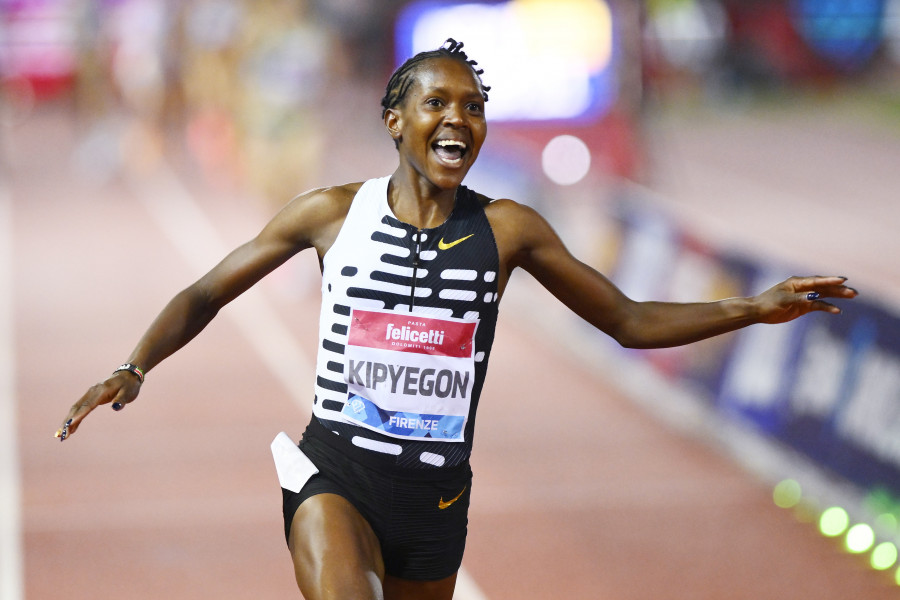 Kenia premia con 33.000 euros a la atleta Faith Kipyegon tras batir dos récords mundiales