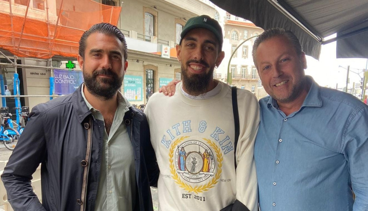 Adriu00e1n Feijoo, el futbolista Borja Iglesias y Vicente Dibuja