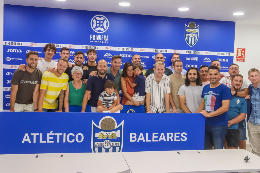 Laure, arropado en su adiós al fútbol