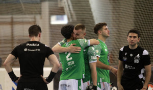 El Liceo cede el título con una derrota de campeón, polémica y tangana (3-6)