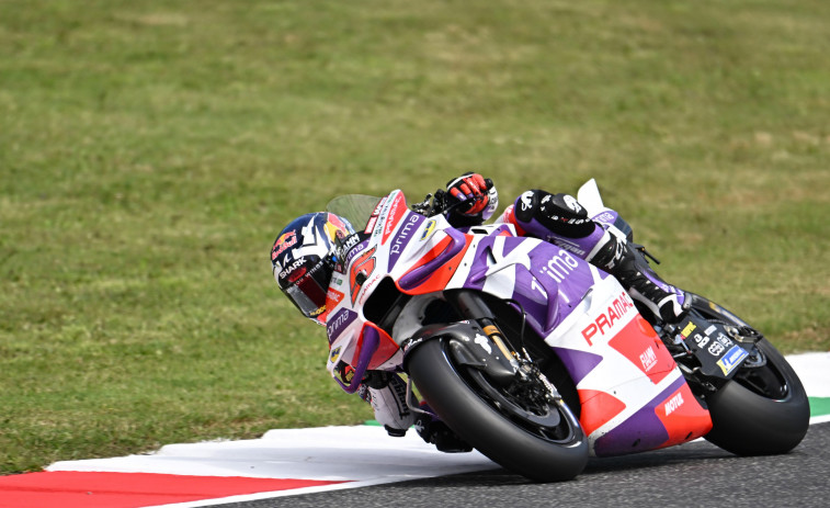 Johann Zarco doblega a Marc Márquez en los últimos instantes