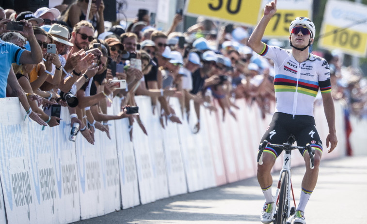 Evenepoel gana la penúltima etapa y homenajea a Gino Mäder