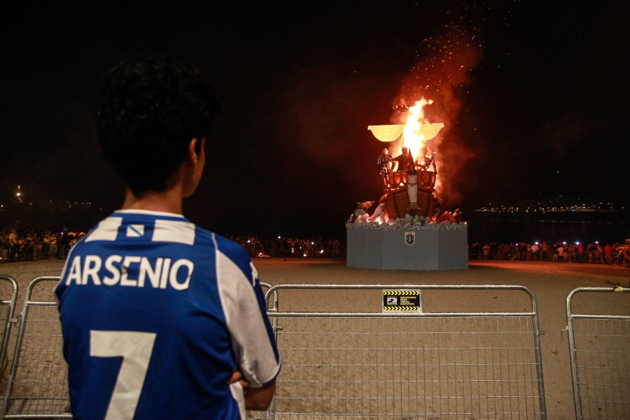 La Federación de Peñas del Deportivo encendió la falla de San Juan