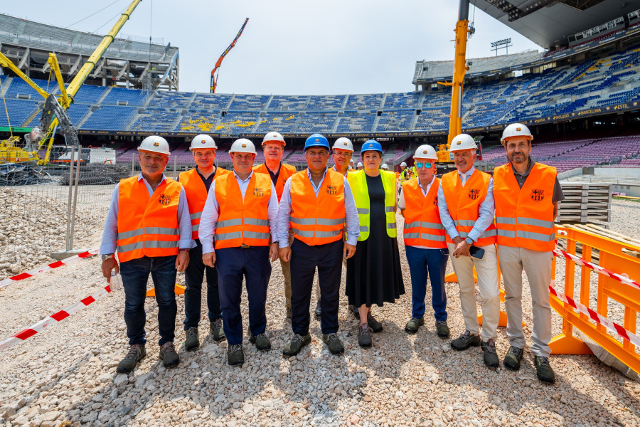 Joan Laporta y su junta visitan las obras del Spotify Camp Nou