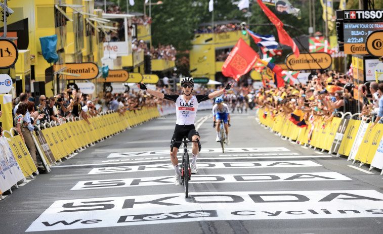 Adam Yates se impone a su hermano Simon en la primera tapa del Tour y es el primer líder