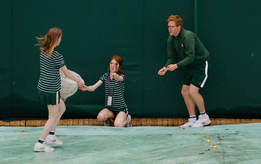 Dos manifestantes de Just Stop Oil interrumpen un partido de Wimbledon