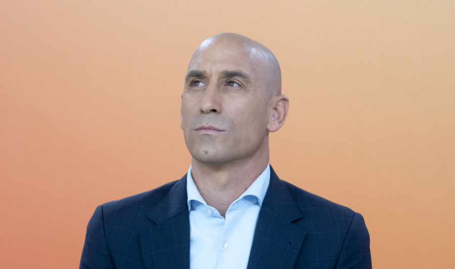 Rubiales pide disculpas por el beso a Jenni Hermoso: "Me he equivocado"