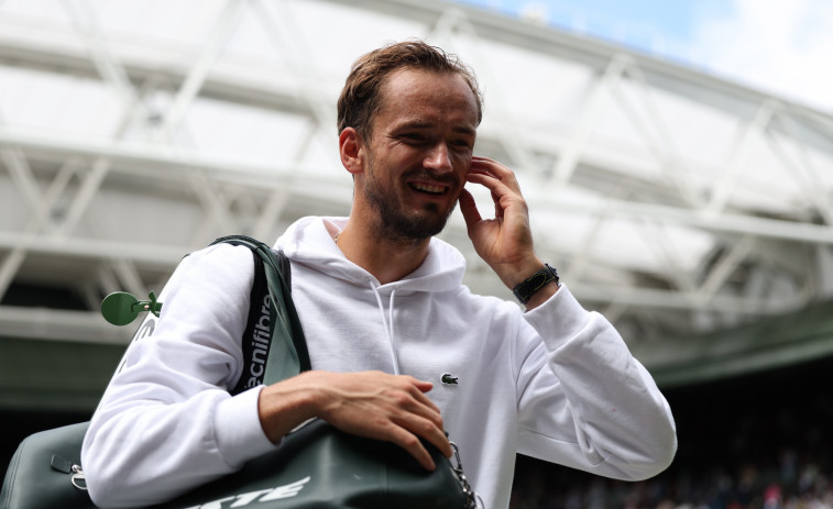 Medvedev avanza por abandono de Lehecka