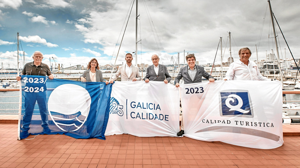 El Náutico coruñés  recibe las banderas Azul y ‘Q’ de calidad turística