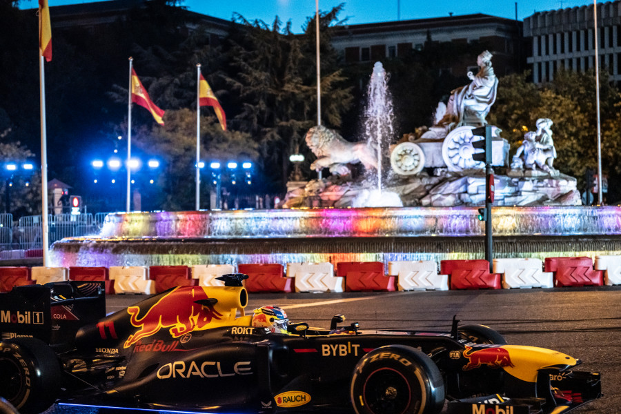 'Checo' Pérez hizo rugir su Red Bull por el centro de Madrid