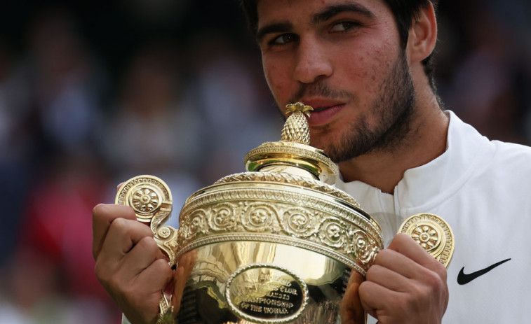 Alcaraz somete a Djokovic y borda su primer Wimbledon