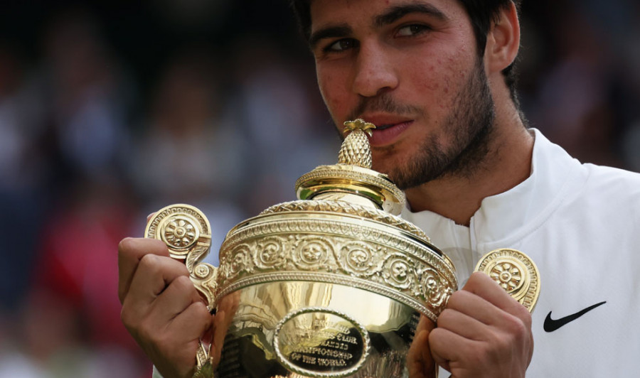 Alcaraz somete a Djokovic y borda su primer Wimbledon