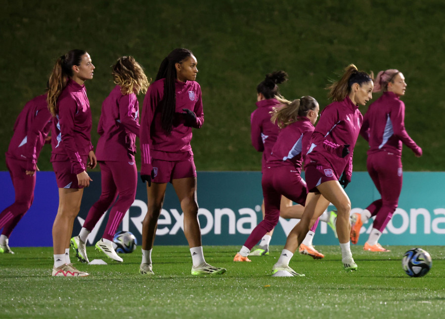 España calienta motores con el reto de hacer historia en el Mundial de Fútbol y la duda de Alexia Putellas