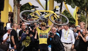 Vingegaard revalida en París la corona del Tour de Francia