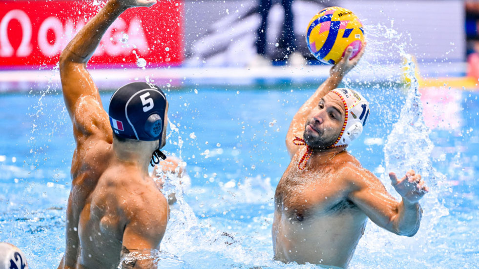 España remonta a lo campeón para meterse en semifinales