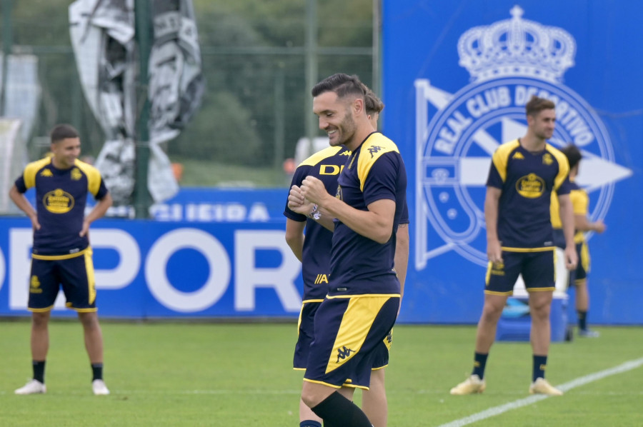 Lucas Pérez probó en el puesto de mediapunta