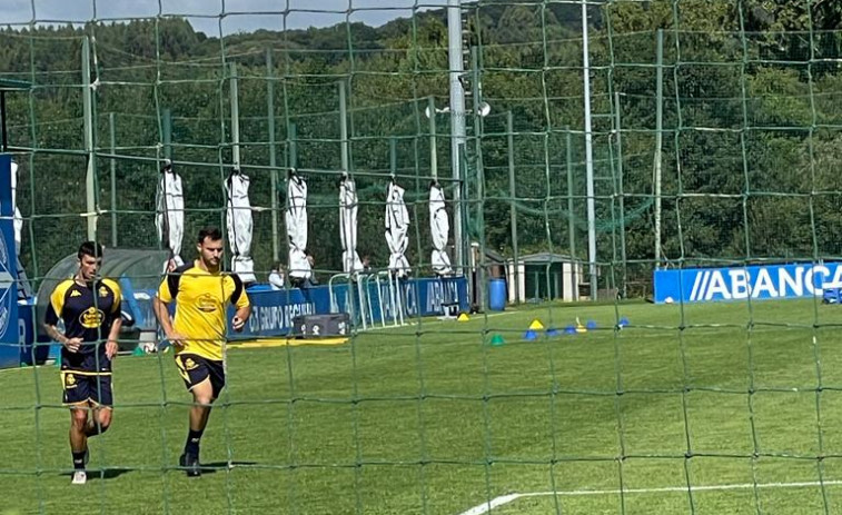 Ximo Navarro, al margen, junto al readaptador Álex Canosa en Abegondo
