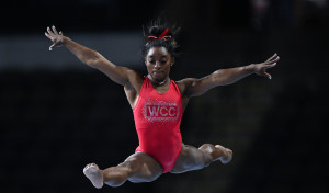 Simone Biles regresa dos años después con una victoria estelar