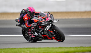 Aleix Espargaró remonta y gana el duelo por el triunfo a 