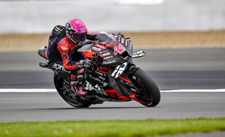 Aleix Espargaró remonta y gana el duelo por el triunfo a 