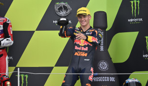 Bagnaia y Holgado consolidan su liderato y Acosta se lo arrebata a Arbolino en el Gran Premio de Gran Bretaña