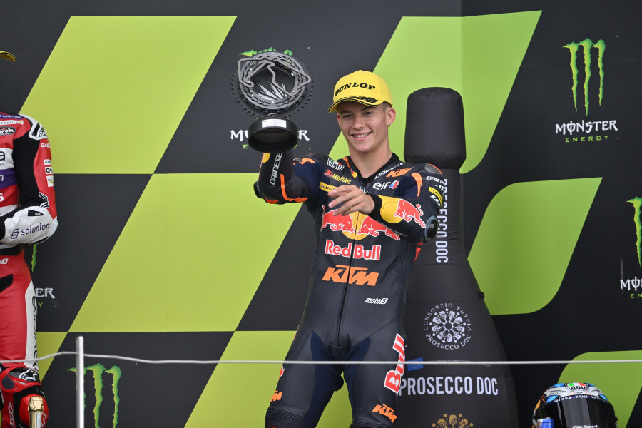 Bagnaia y Holgado consolidan su liderato y Acosta se lo arrebata a Arbolino en el Gran Premio de Gran Bretaña