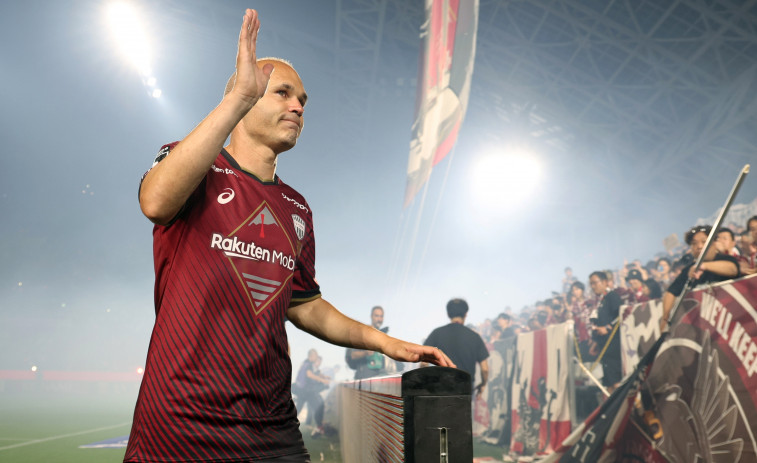 Iniesta llega a Dubai para fichar por el Emirates Club