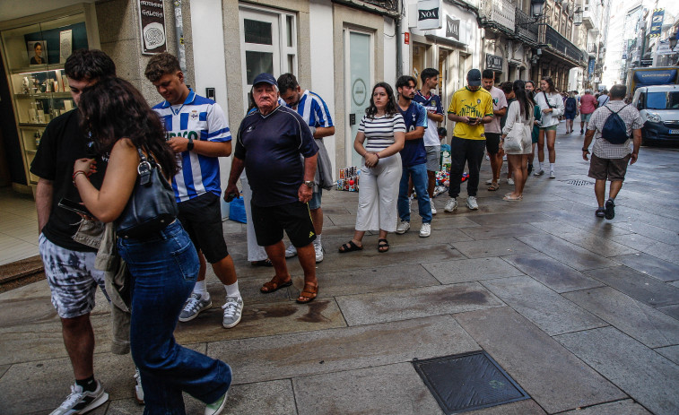 El evento de camisetas de fútbol vintage colapsa la Calle Real de A Coruña