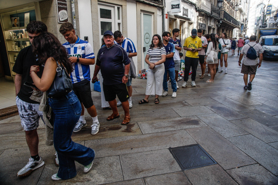 El evento de camisetas de fútbol vintage colapsa la Calle Real de A Coruña