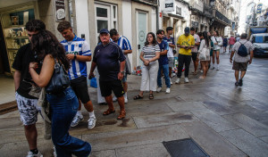 El evento de camisetas de fútbol vintage colapsa la Calle Real de A Coruña