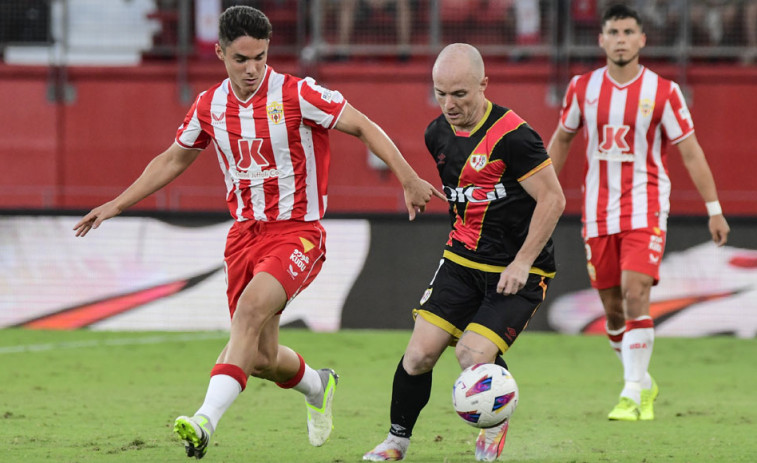 El Rayo impone su inteligencia y gana con dos penaltis en Almeria (0-2)