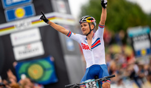 Pidcock logra su primer título de campeón mundial de campo a través de MTB