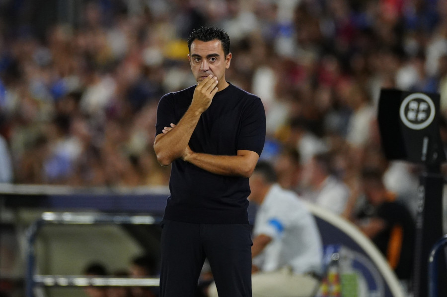 Xavi, contra LaLiga: "El producto es una vergüenza, el árbitro se inventa la mano"