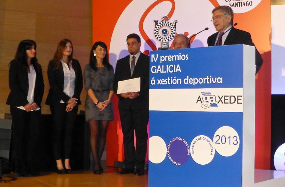 Carlos Garcu00eda Pardo recibiendo el premio de Agaxede en 2013