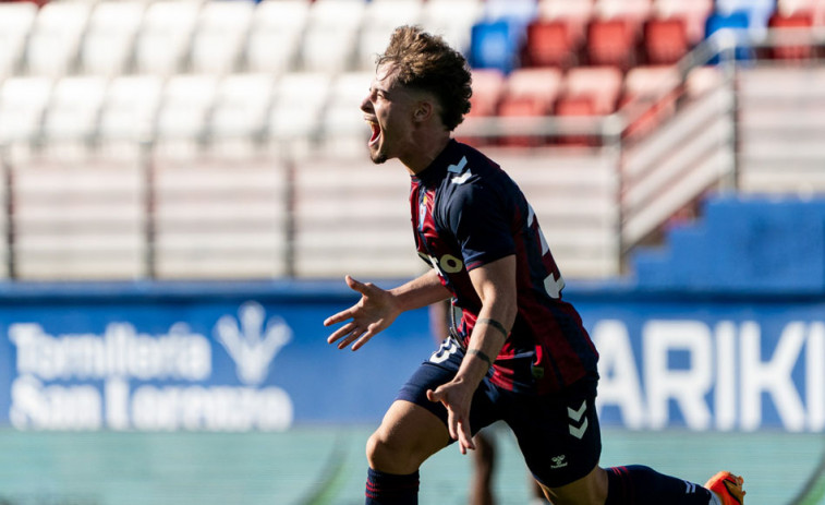 Dos genialidades de Aketxe y Soriano dan los tres puntos al Eibar