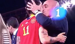 Las redes 'se incendian' con el beso de Rubiales a Jenni Hermoso