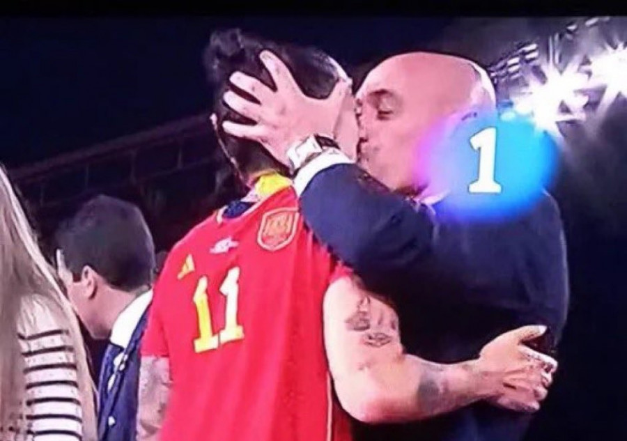 Dirigentes políticos piden la dimisión de Rubiales en redes sociales por el beso a Jenni Hermoso