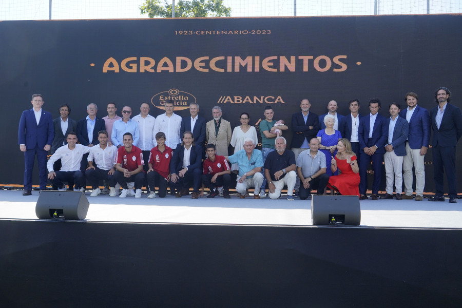 Aficionados del Celta celebran el centenario en los aledaños de Balaídos